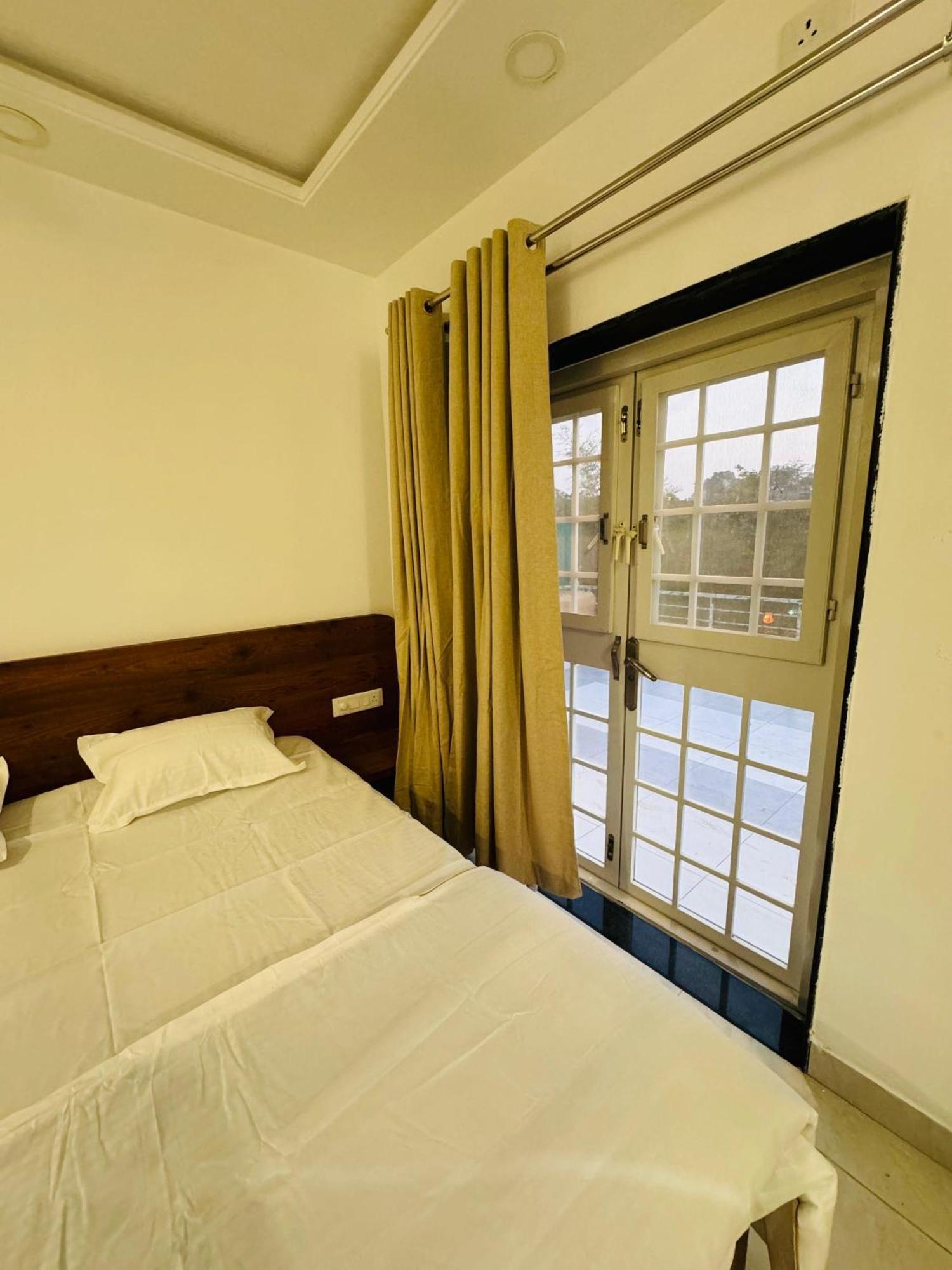 Hotel The Gulmohar, Chikhaldara Exterior foto